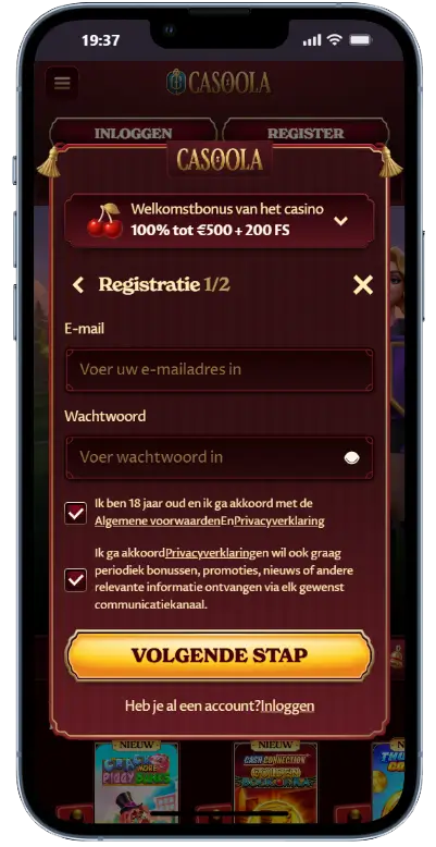 Casoola registratieformulier stap 1 van 2 op mobiel, met invulvelden voor e-mailadres en wachtwoord, twee aangevinkte toestemmingsvakjes en een gele knop 'Volgende stap'